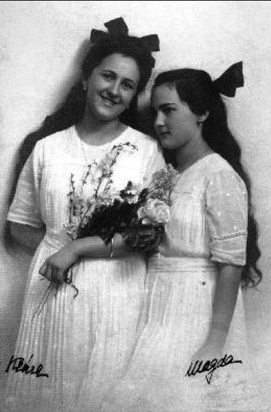 2. kép: Szemző Magda (jobbról) és
nővére, Szemző Klára. Készítette:
Szilárd Tódor, Szombathely.
Dr. Görög Sándor tulajdonában