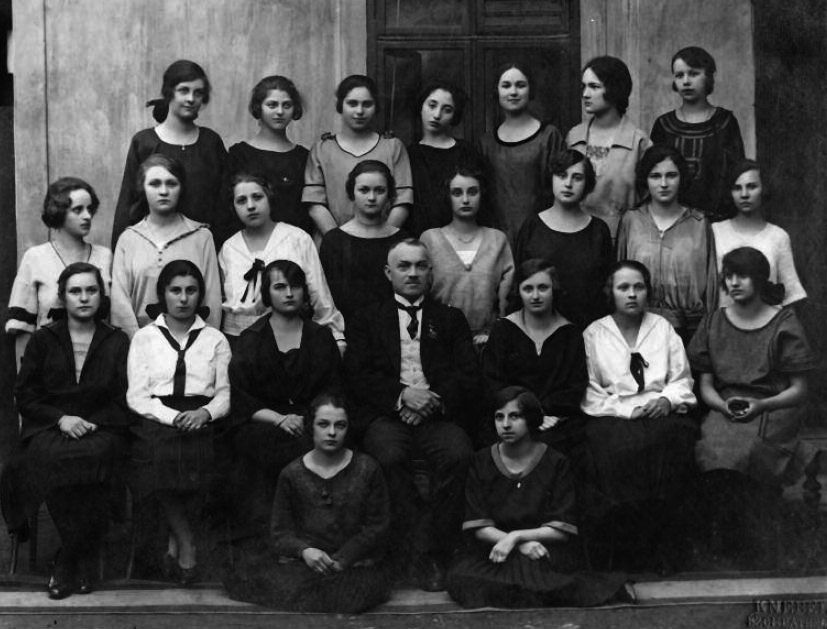 A Magyar Királyi Állami Leányközépiskola VI. osztálya 1923-ban.