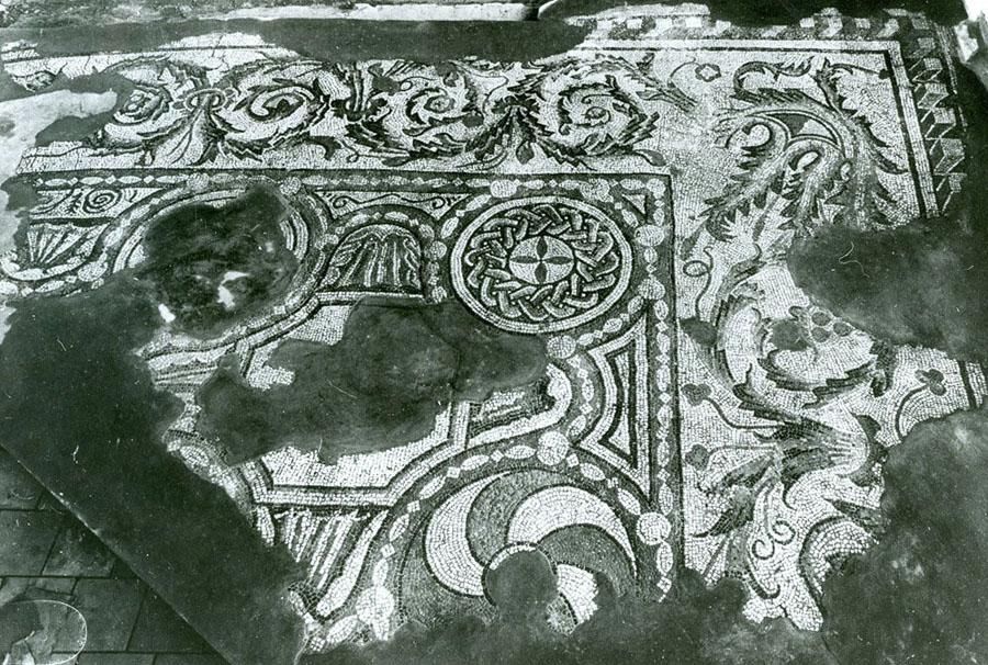 A palota dsztermnek mozaikpadlja az szaknyugati sarokban